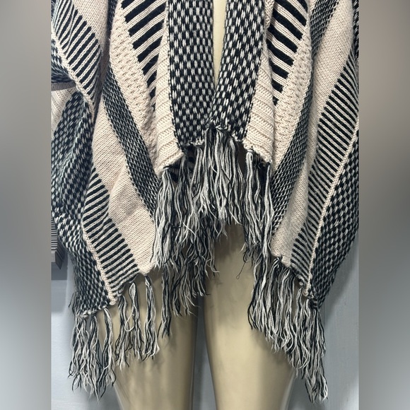 🖤💛Forever 21 Black and Cream Patterned Knit poncho size S/M oversize 🖤💛Box D - Picture 4 of 9